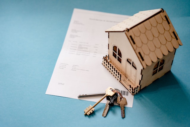 a%20home%20figurine%20and%20house%20keys%20resting%20on%20a%20contract